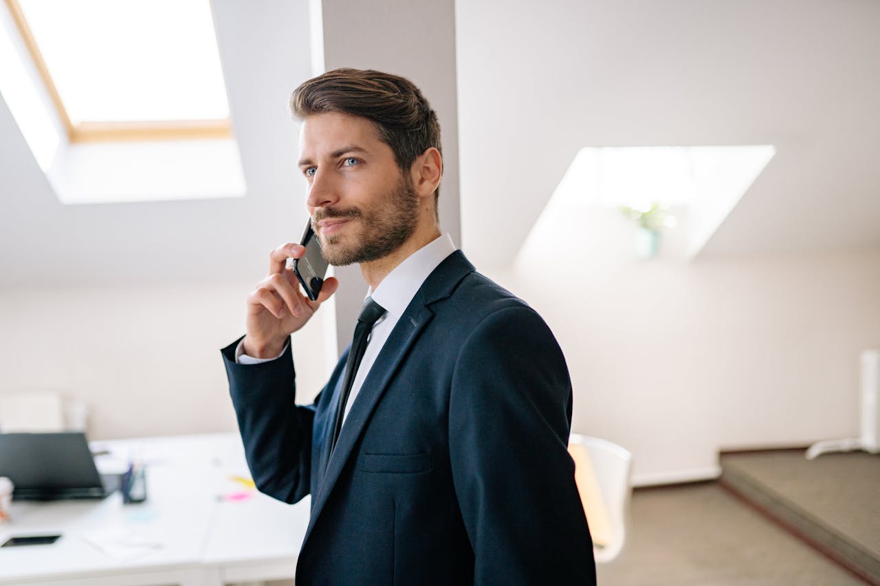 giovane in ufficio al telefono - startup