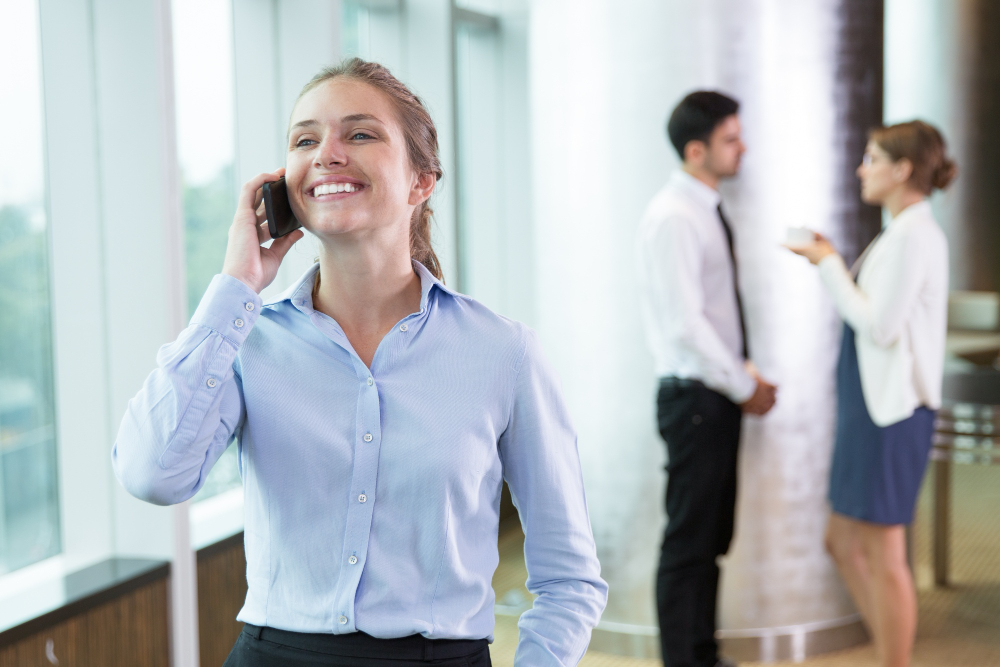 dipendente al telefono felice di avere un numero verde interno che migliora il welfare aziendale
