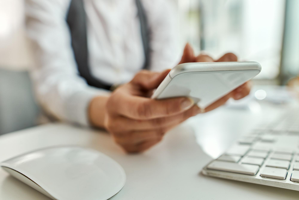 numero verde e privacy: immagine di uomo al telefono con volto non visibile